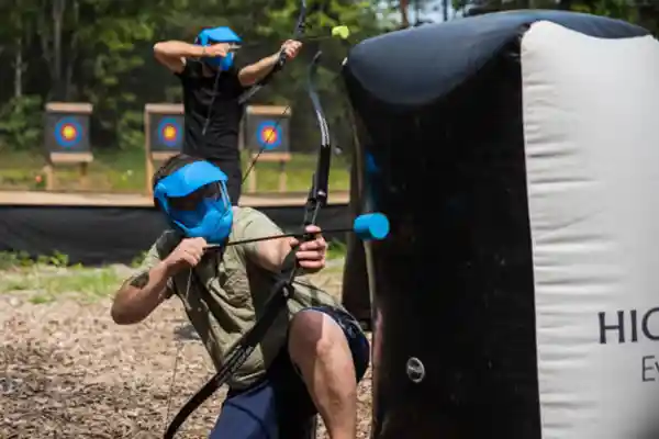 archery-tag-highjump-event-oslo Gruppe som spiller archery tag hos Highjump Event i Oslo med energi og action.