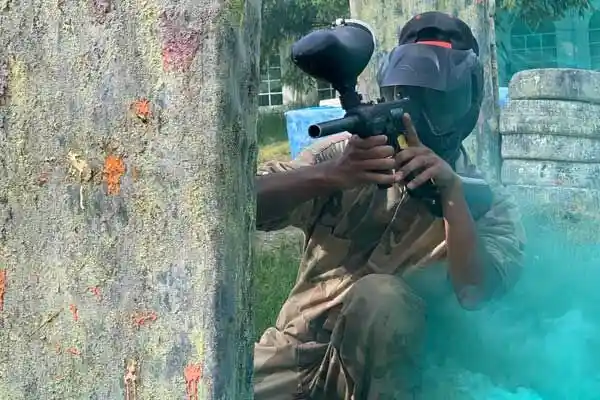 paintball-highjump-event-oslo Spiller paintball hos Highjump Event i Oslo med røyk og actionfylt stemning.