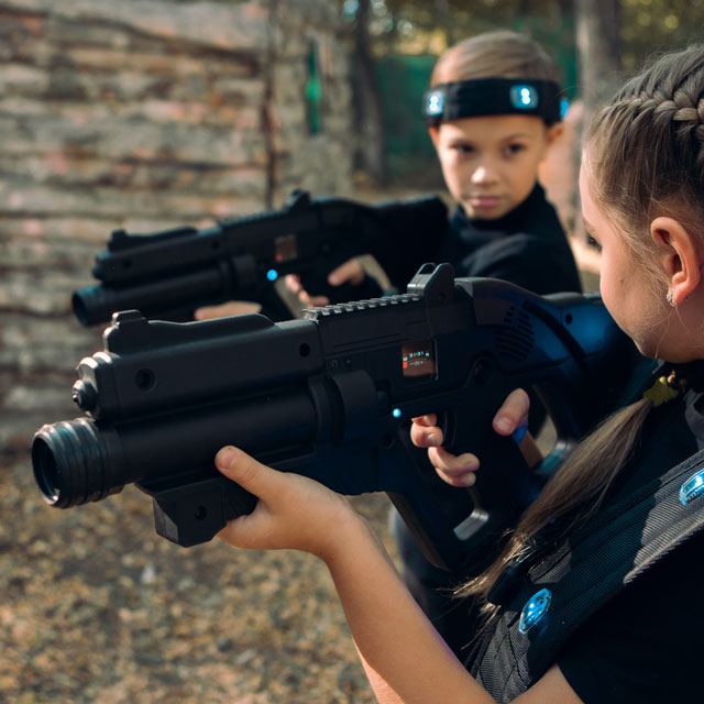 Gruppe barn i full action under lasertag bursdagsfeiring